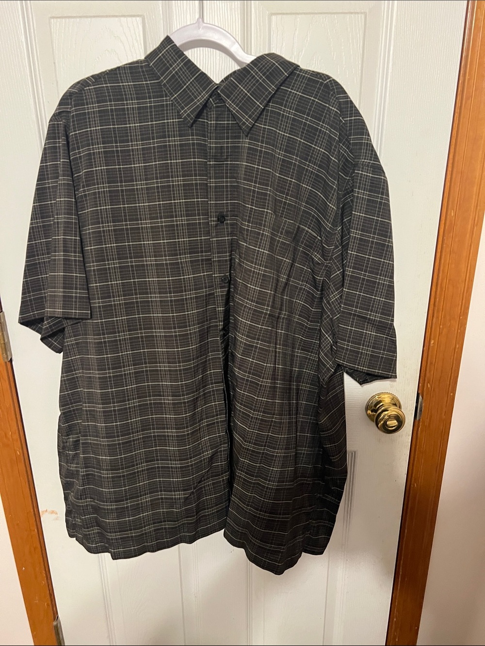 Haggar Men's Black and Gray Plaid Short-Sleeve Button-Down Shirt